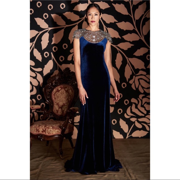 TADASHI SHOJI - IMELDA VELVET EVENING GOWN - Picture 4 of 5